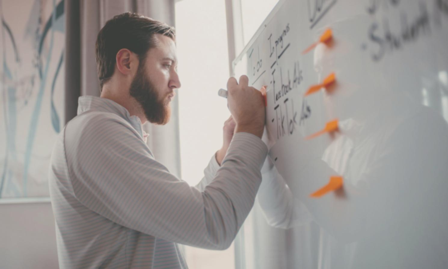 Session de conseil financier en groupe avec tableaux et graphiques